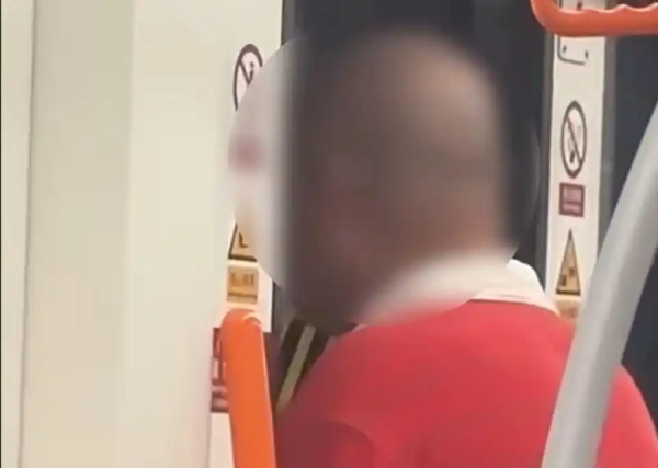 好牛配资 7号线老报错站？乘客“肉身维权”不可取，但也是一记警钟 | 锋面评论